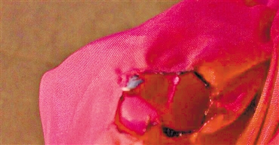 重庆:男子随手弹烟头 烧坏美女新衣服_新浪重庆_新浪网