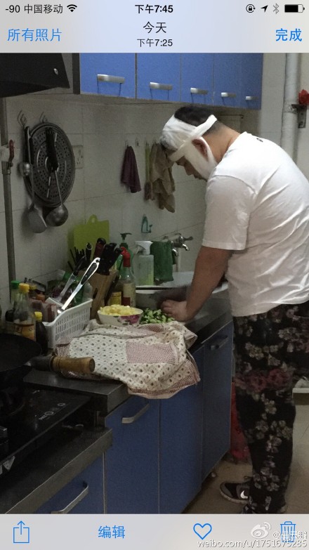 岳云鹏缠绷带下厨