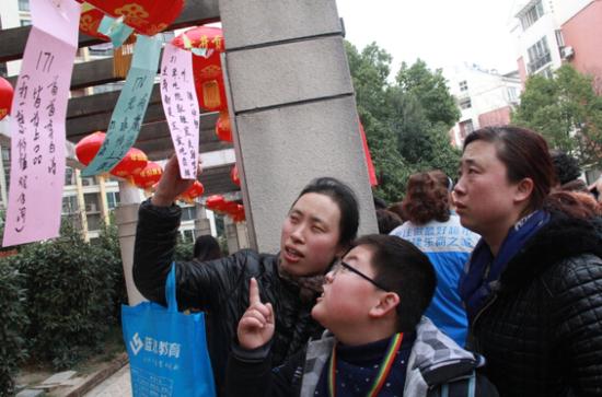 合肥清华社区举办元宵猜谜活动 廉政谜语受欢