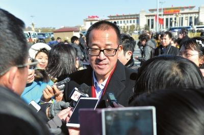 俞敏洪在人民大会堂前接受媒体采访。京华时报记者王海欣摄