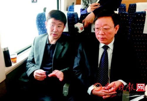 全国政协委员、致公党山东省委副主委陈德展（右）此次带去了章丘农民王和新的三件“农民提案”齐鲁晚报记者 孟敏 摄 