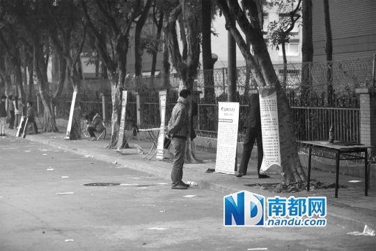 企业在路边设摊招工，但场面冷清。南都记者 郭继江 摄