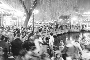 3月3日晚(农历正月十三),趵突泉景区内挤满了前来观赏花灯的游客。　　记者　王鑫　摄