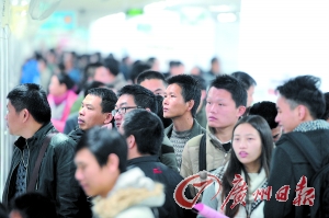 东莞的一个招聘会人头涌涌。广州日报记者卢政摄