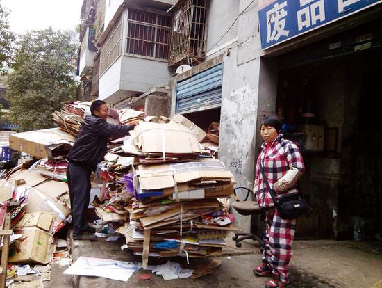 节后废品收购站生意冷清 包装盒酒瓶子越来越
