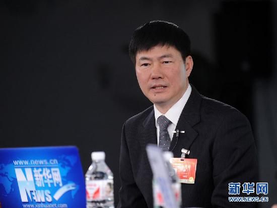 2015年3月3日,全国人大代表、福州市市长杨益民做客新华网,谈福州新区建设。图为杨益民在访谈现场。新华网 郭 研 摄