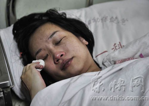 闽侯产妇生下巴掌大试管双胞胎 无钱治疗只能