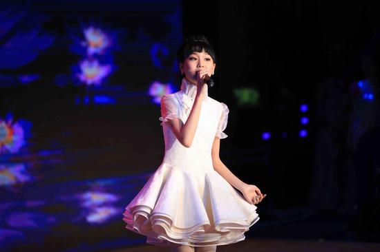 戴韩安妮受邀献唱2015好莱坞中国新年晚会