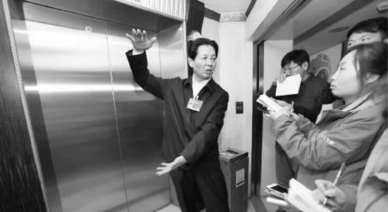 全国政协委员、河南大学校长娄源功（左一）在接受记者采访