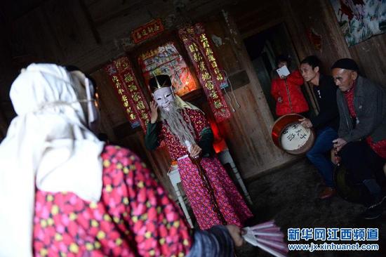  3月4日，由傩舞艺人扮演的“傩公”、“傩婆”在江西省南丰县三溪乡石邮村的村民家中跳傩祈福。