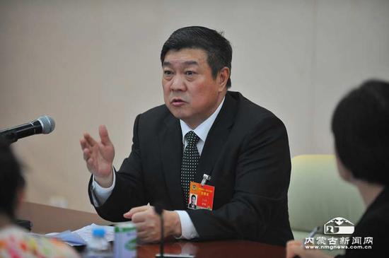 王文彪:一手抓治沙 一手抓治霾