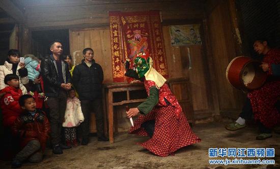  3月4日，由傩舞艺人扮演的“雷公”在江西省南丰县三溪乡石邮村的村民家中跳傩祈福。