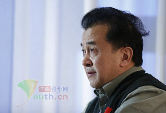 3月4日晚,全国政协委员黄宏接受本网记者专访。中国青年网记者 张炎良 摄