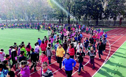 在市区一所中学的操场上,初中生正在上新学期第一节体育课