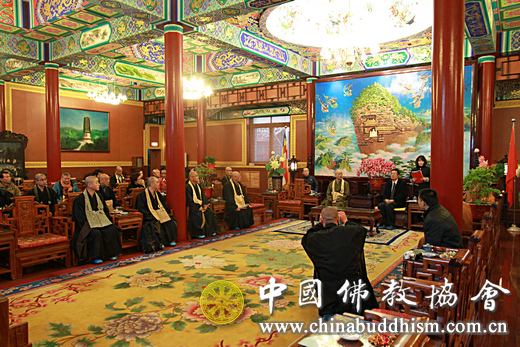 张琳副秘书长在广济寺怀远堂会见访华团一行