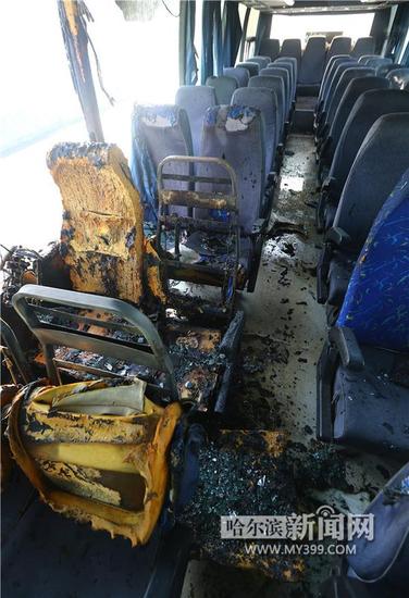 哈尔滨一驾校通勤车失火 幸无人员伤亡