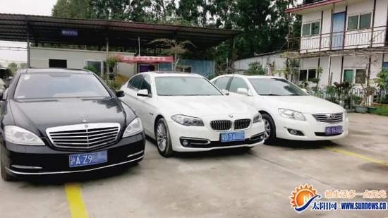 警方查获的涉嫌假套牌车。记者 于婧媛 摄