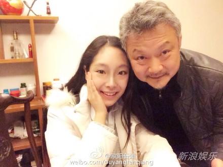 欧阳奋强和女儿一起庆生