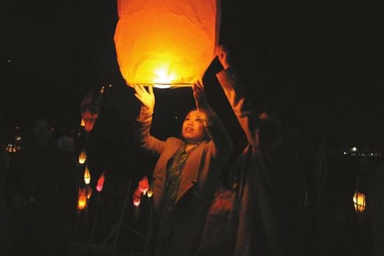 南充民俗蛴蟆节 上万市民举灯夜游祈福