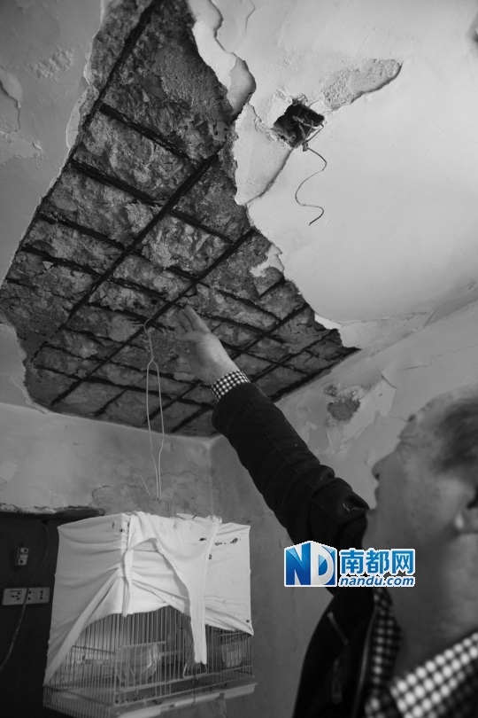 一业主楼顶天花板已经出现严重剥落。