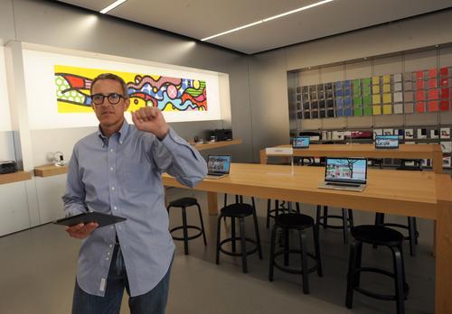 重庆第三家苹果直营店来啦 6米宽玻璃门国内最