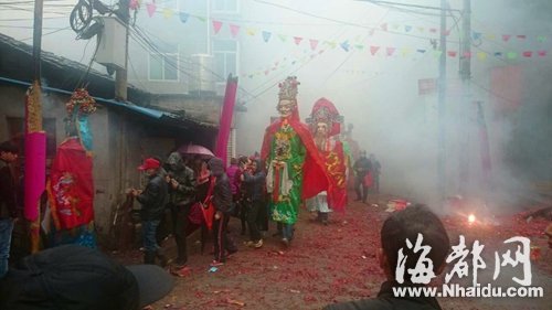 游神队伍经过时,鞭炮齐放,浓烟滚滚(受访者提供)