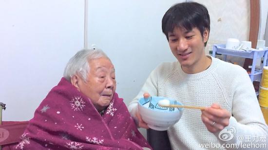王力宏喂外婆吃元宵