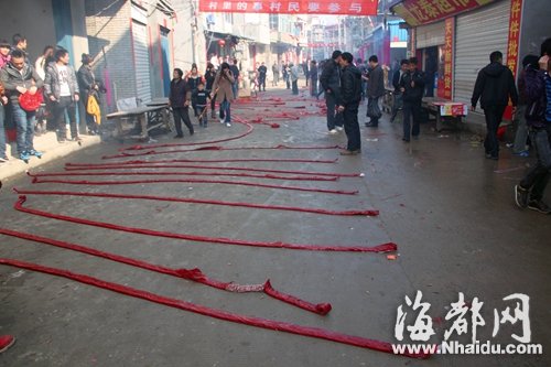 几十米长的街道上铺满鞭炮(受访者提供)