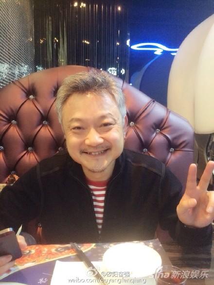 欧阳奋强比V字卖萌