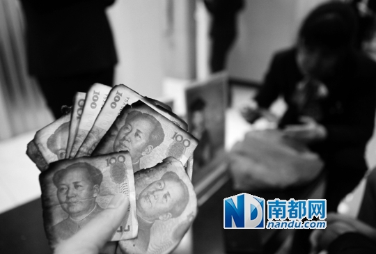 昨日上午，烧损的残币被送到了中国建设银行惠州分行。南都记者 陈伟斌 摄