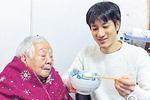 王力宏喂94岁外婆吃汤圆 网友赞孝顺