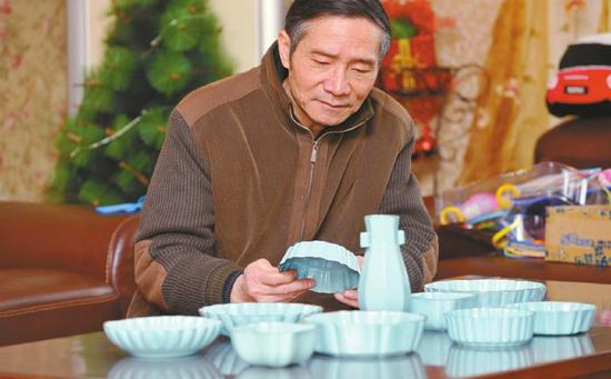 收藏爱好者于老师希望更多的人来帮他鉴定瓷器真伪。