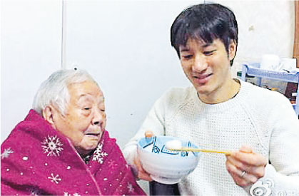 王力宏获网民温馨提示，喂婆婆吃汤圆时要小口慢慢吃。