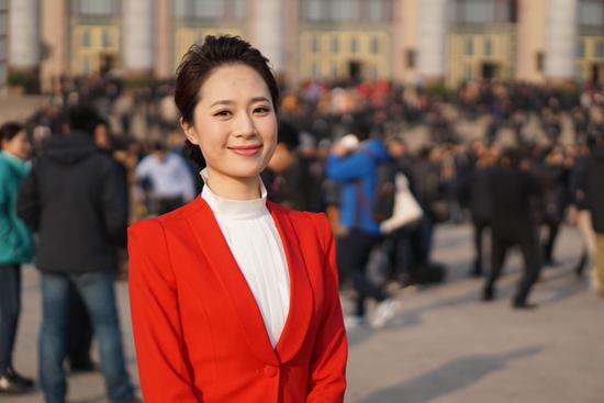 成都电视台女记者红装点靓两会