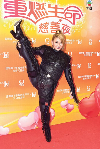 郑欣宜的绝招站立式“一字马”