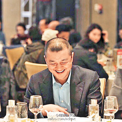 李亚鹏被拍到头发稀疏。 网上图片