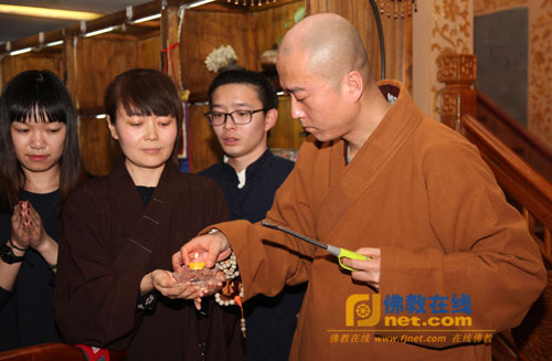宏海法师领众燃灯传灯