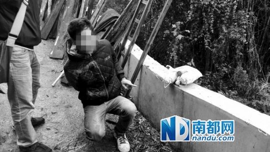 犯罪嫌疑人何某进指认他的藏金点。 通讯员 惠公宣 供图