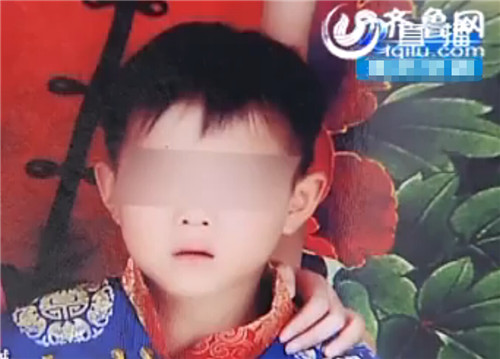 菏泽6岁男童吃完一根棒棒糖后七窍流血而亡。(视频截图)