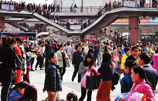 古城春来到 街头人如潮 本周西安以晴为主