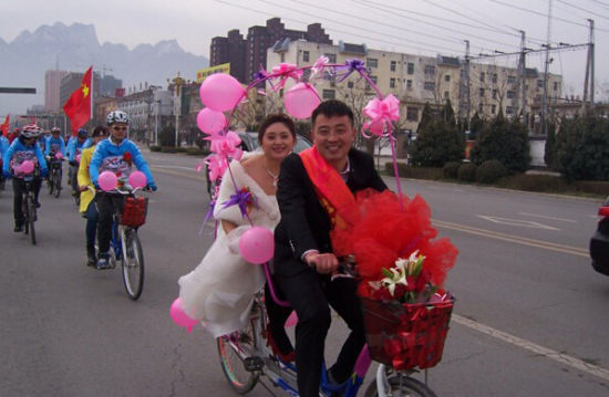 赵正永娄勤俭马中平等向全省妇女表达节日的问候。