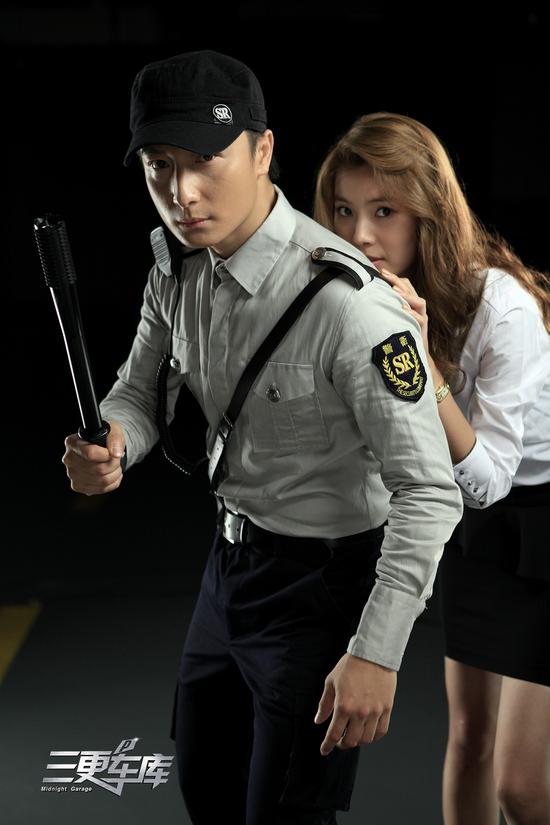 尹素怡饰演的白领午夜来到地下车库开车，受到惊吓