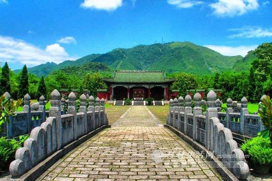 桂林博物馆所收藏的梅瓶大多数从市郊尧山的靖江王陵出土,图为王陵之一。(资料图)