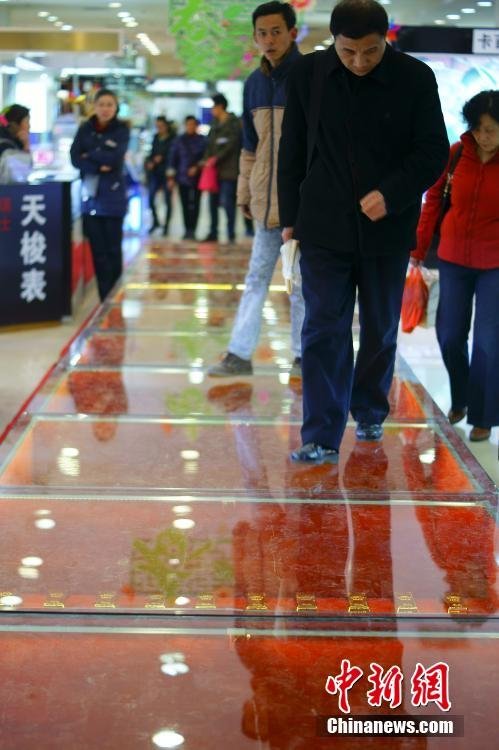 这条“黄金大道”共用600公斤金砖铺就而成,价值达2亿元。 (来自:中国新闻网)