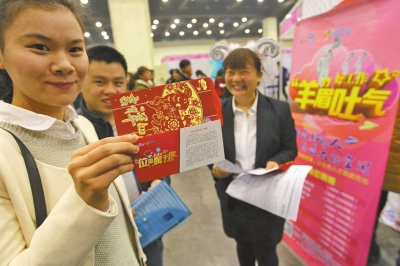 河南省市大型招聘会 企业为抢人使出豪车接送