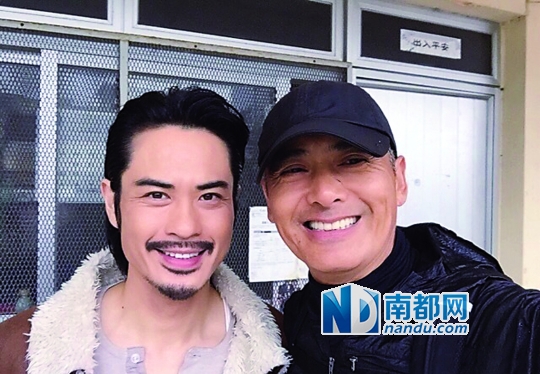 郑嘉颖开心地在微博中晒出与发哥的合照。