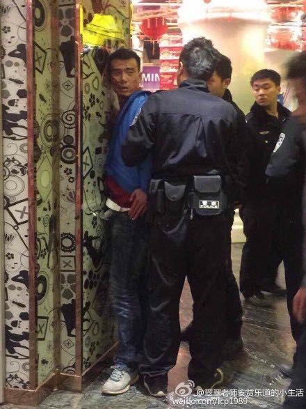 民警控制一名身上有血的男子。网友供图