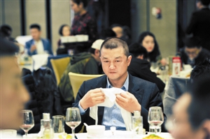 43岁李亚鹏遭遇秃顶危机 头发去哪儿了?|李亚