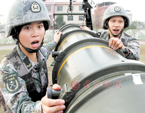 搬运炮弹这样的重活也全部由女兵独立完成。长沙晚报通讯员郑希胜 摄