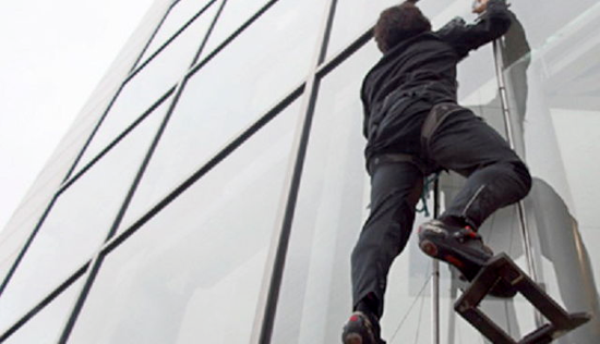 戴上手套变身蜘蛛侠 光滑建筑随便爬